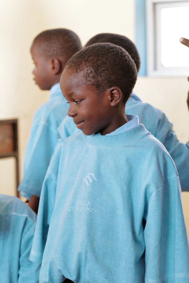 Bambino della Tanzania con t-shirt Esemplare azzurra che sorride